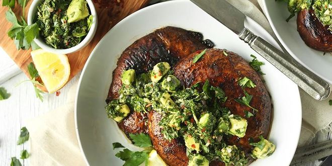 Рецепт стейков из королевских шампиньонов под соусом чимичурри