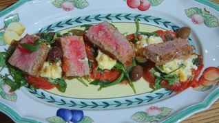 Рецепт Стейков из тунца с помидорами, яйцами и руколой