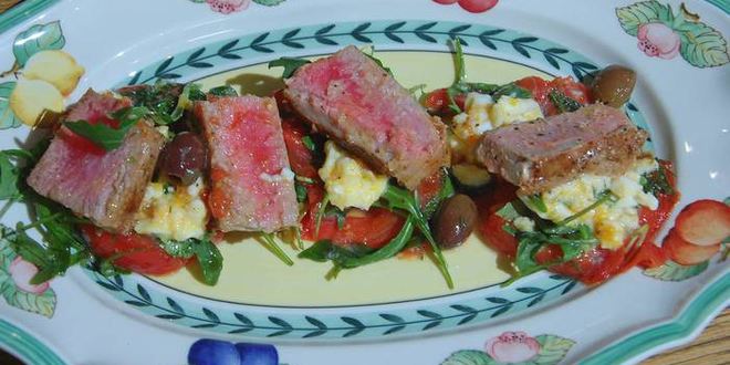 Рецепт стейков из тунца с помидорами, яйцами и руколой