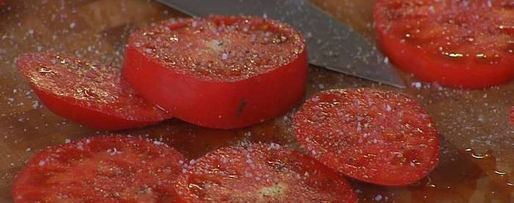 Шаг 2: стейков из тунца с помидорами, яйцами и руколой