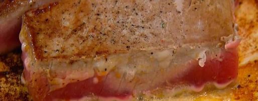 Шаг 4: стейков из тунца с помидорами, яйцами и руколой