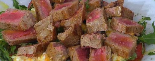 Шаг 9: стейков из тунца с помидорами, яйцами и руколой