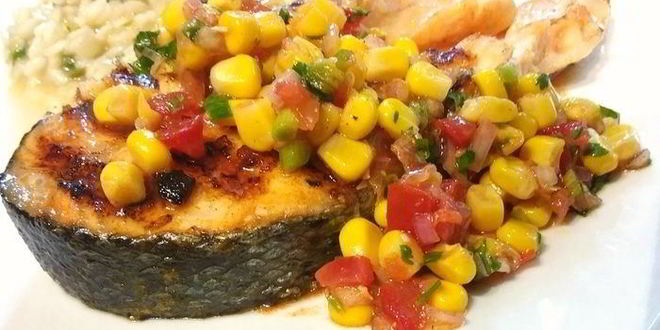 Рецепт стейков лосося с сальсой из кукурузы