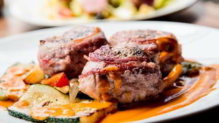 Рецепт Свиных стейков в бархатном соусе