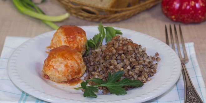 Рецепт диетических тефтелей из куриного фарша в духовке с подливкой