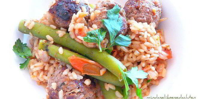 Рецепт испанских пикантных тефтелей с рисом и стручковой фасолью