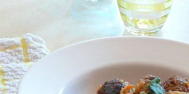 Рецепт испанских пикантных тефтелей с рисом и стручковой фасолью