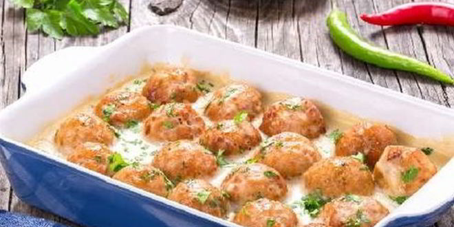 Рецепт куриных тефтелей с йогуртовым соусом