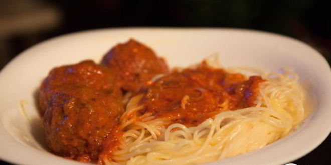 Рецепт мясных тефтелей с рисом и овощами в томатном соусе