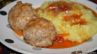 Рецепт Нежных домашних тефтелей в томатной подливе