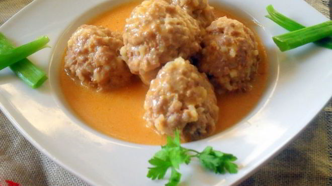 Рецепт Тефтелей ежики в сметанно-томатном соусе