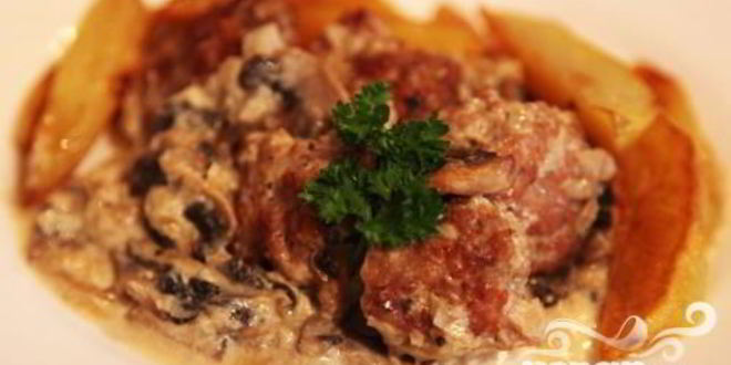 Рецепт тефтелей с грибным соусом и картофелем по-деревенски