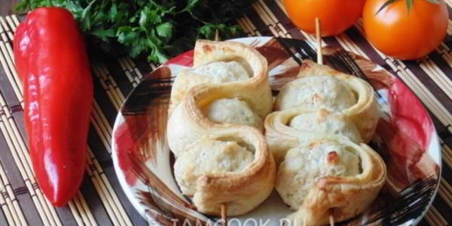 Рецепт тефтелей со слоеным тестом на шпажках