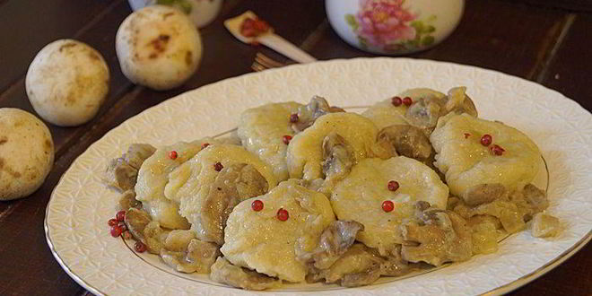 Рецепт ленивых картофельных вареников с соусом из шампиньонов