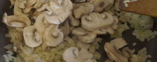 Шаг 4: ленивых картофельных вареников с соусом из шампиньонов