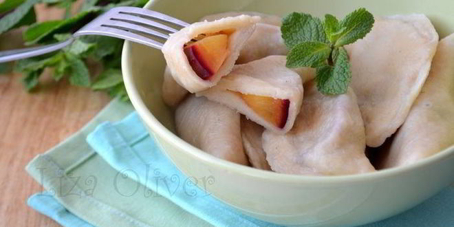 Рецепт вареников из цельнозерновой муки с половинками слив