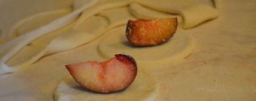 Шаг 7: вареников из цельнозерновой муки с половинками слив