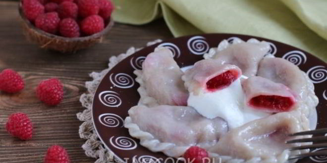 Рецепт вареников на воде со свежей малиной