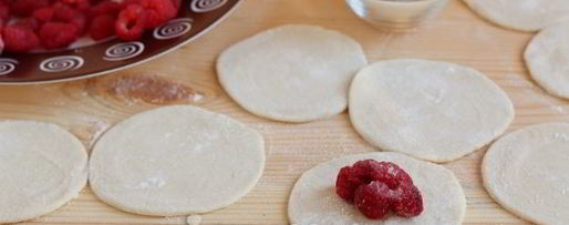 Шаг 15: вареников на воде со свежей малиной