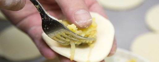 Шаг 10: вареников с кислой капустой и мятым картофелем