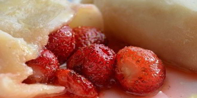 Рецепт вареников с замороженной клубникой