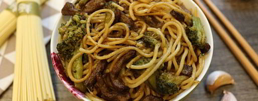 Шаг 4: яичной лапши с говядиной и брокколи