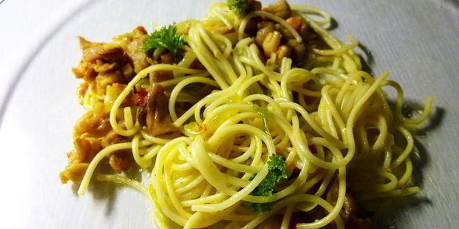 Рецепт яичной лапши с карри, курицей и овощами