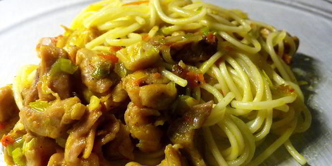 Рецепт яичной лапши с карри, курицей и овощами