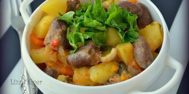 Рецепт острого жаркого с куриными сердечками и картофелем