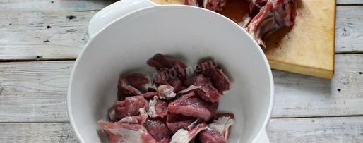 Шаг 1: жаркого из баранины с картошкой в кастрюле