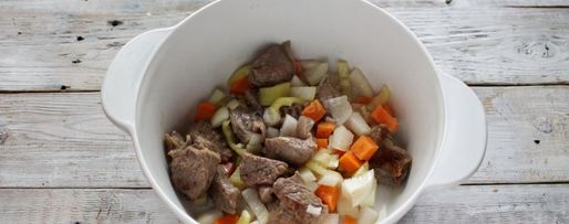 Шаг 3: жаркого из баранины с картошкой в кастрюле