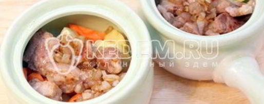 Шаг 3: жаркого в горшочках