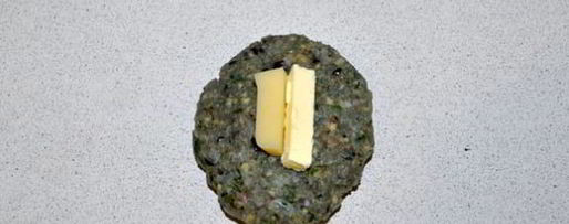 Шаг 2: рыбных зраз с сыром, маслом и зеленью