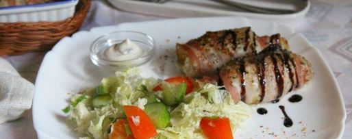 Шаг 9: зраз из тилапии в беконе с овощным салатом