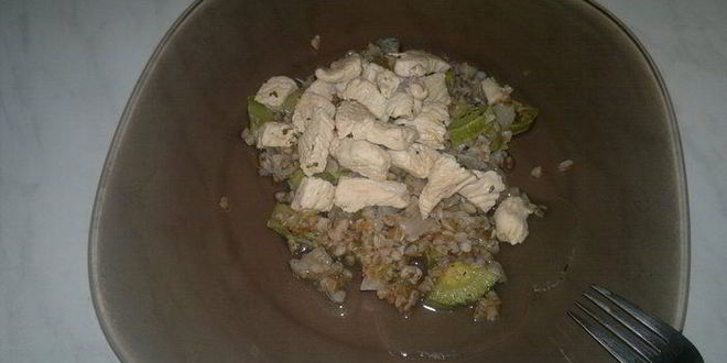 Рецепт гречки с кабачком, луком и грудкой индейки