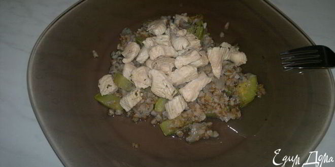 Рецепт гречки с кабачком, луком и грудкой индейки