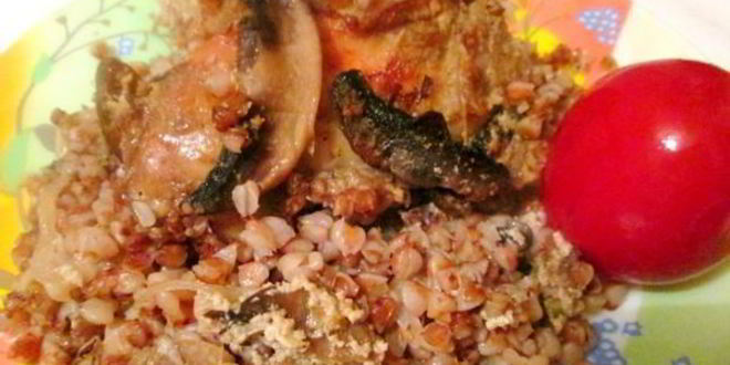 Рецепт гречки с курицей под сметанно-грибным соусом