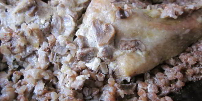 Рецепт гречки с курицей под сметанно-грибным соусом