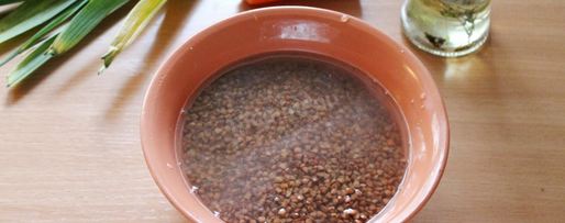 Шаг 2: гречки с курицей в горшочке