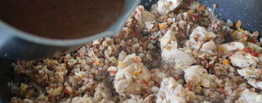 Шаг 6: гречки с курицей в томатно-грибном соусе