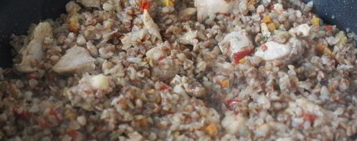 Шаг 7: гречки с курицей в томатно-грибном соусе