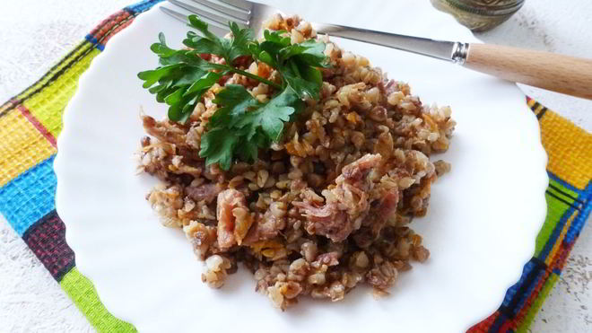 Рецепт Гречки с овощами и мясной тушенкой