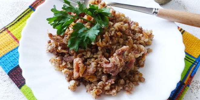 Рецепт гречки с овощами и мясной тушенкой