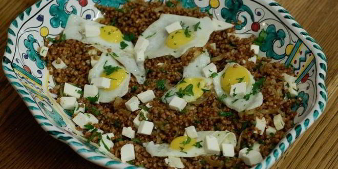 Рецепт гречки с перепелиными яйцами и овечьим сыром