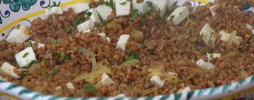 Шаг 7: гречки с перепелиными яйцами и овечьим сыром