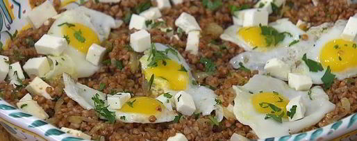Шаг 8: гречки с перепелиными яйцами и овечьим сыром