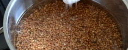 Шаг 1: гречки с сосисками