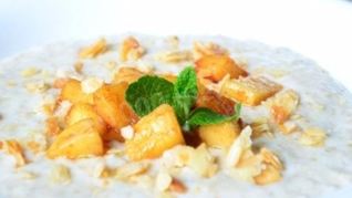 Рецепт Каши из овсяных хлопьев с карамельными яблоками и миндалем