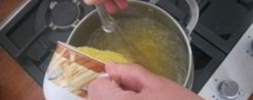 Шаг 2: каши из кукурузной крупы на воде