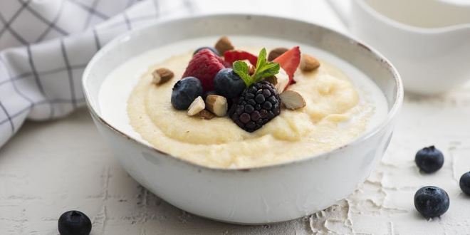 Рецепт кукурузной каши с молоком и ягодами